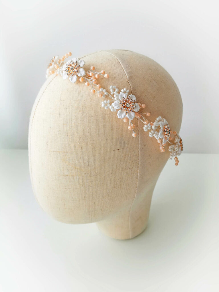 Vjenčić za kosu s cvjetnim motivima. Ispleten je od tanke žice i potpuno prilagodljiv brojnim frizurama.