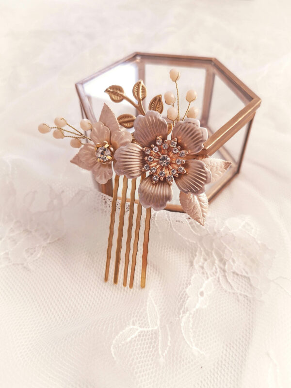 Romantična cvjetna ukosnica za kosu. Izrađena od metalnih cvjetova, listića i Swarovski perlica.