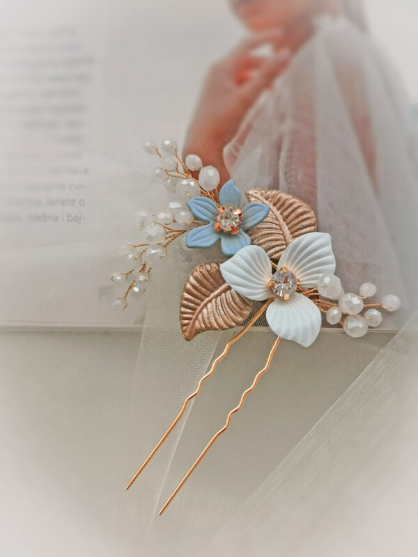Romantična ukosnica za kosu s floralnim motivima i raskošnim grančicama ukrašenim Swarovski perlicama. Prikladna za mladenke i razne svečane frizure.