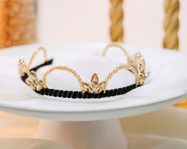 Romantična, decentna kruna za kosu sa fleksibilnim lukovima optočenim zlatnim Swarovski perlicama,