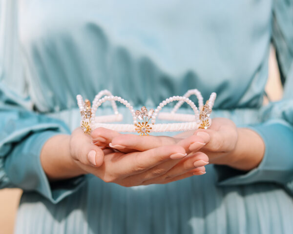Kruna za vjenčanje s fleksibilnim lukovima optočenim Swarovski perlicama i dodatno ukrašena sitnim stakalcima.