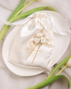 Elegantna ukosnica za kosu izrađena od bijelih porculanskih cvjetića i koraljnih perlica.