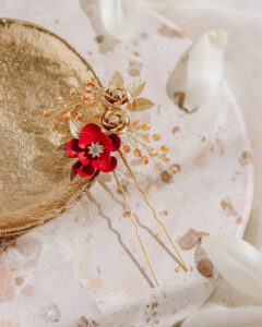 Crvena ukrasna cvjetna ukosnica za kosu sa Swarovski kristalima.