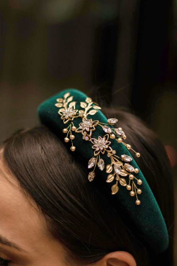 Rajf za kosu od baršuna u zelenoj boji ukrašen sa kristalićima i zlatnim floralnim komponentama