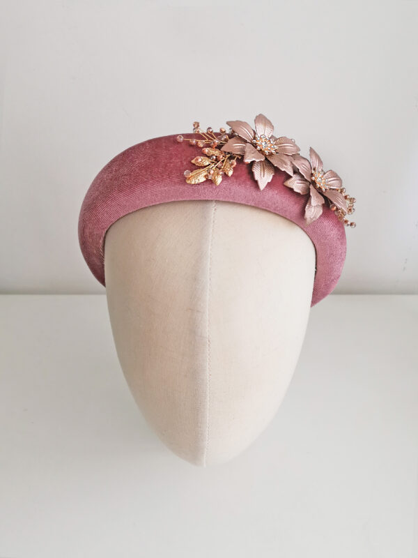 rajf za kosu od baršuna u ružičastoj nijansi s dominantnim metalnim cvjetovima