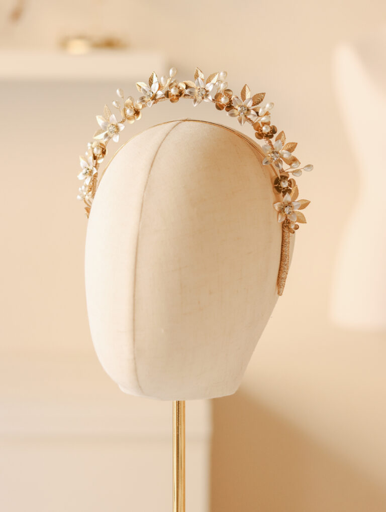 dizajnerska kruna za vjenčanje, izrađenja od metalnih cvjetova i listića upotpunjena biserima