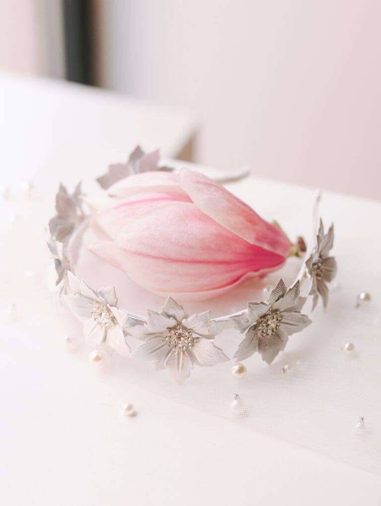 Rajf za kosu s bijelim cvjetovima nalik lotosu